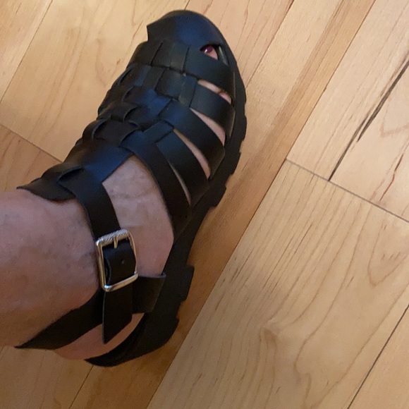 Black strappi sandals from Italy w/thick sole. - Picture 10 of 10